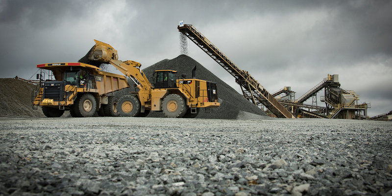 Premieră – CAT® 988K XE cu acționare electrică