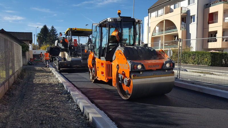 Cilindrul tandem HAMM HD+ 90i PH cu tehnologie hibridă  face senzație pe șantiere