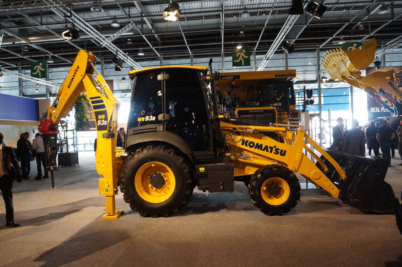Lansare mondială – Noul buldoexcavator Komatsu WB93R, gata să rescrie istoria