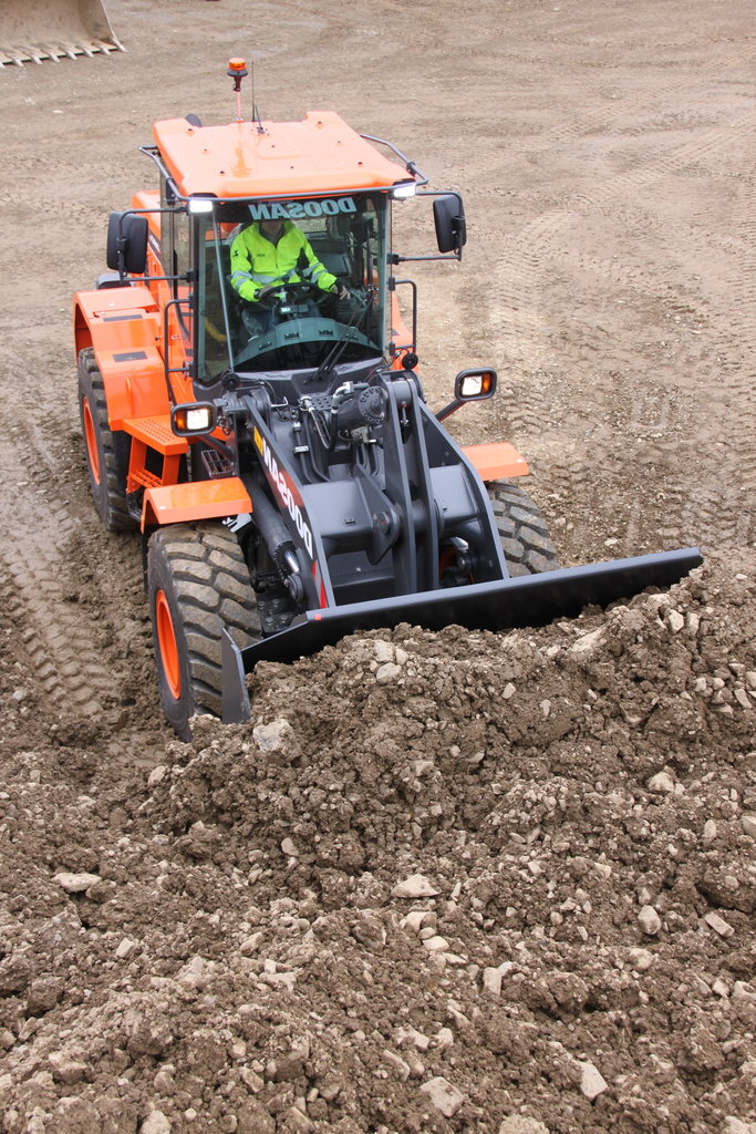 Doosan DL 280-5, pregătit să se ia la „trântă”