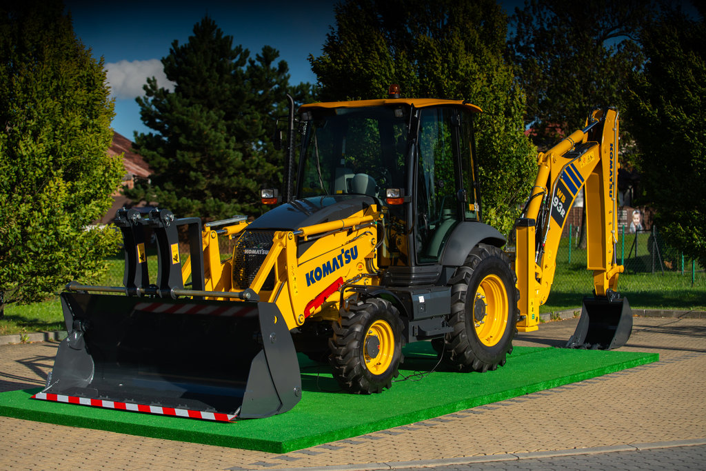 KOMATSU WB93R-8, BACK IN BUSINESS