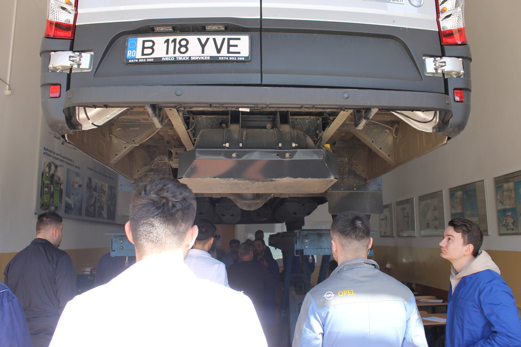 Iveco Daily NP, “disecată” de studenţii de la Politehnică