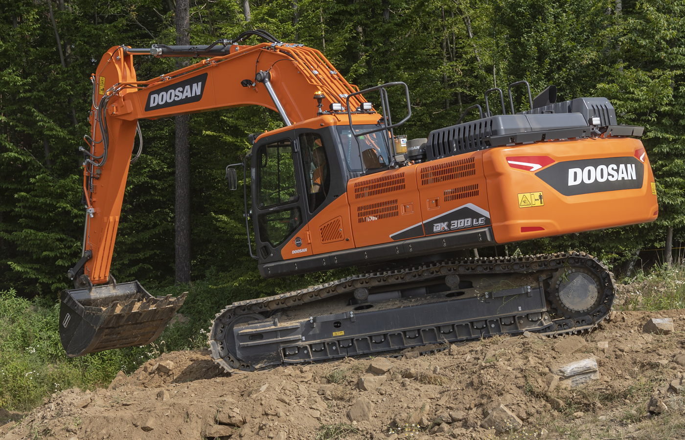 Excavatorul Doosan DX300LC-7, noua vedetă în clasa medie