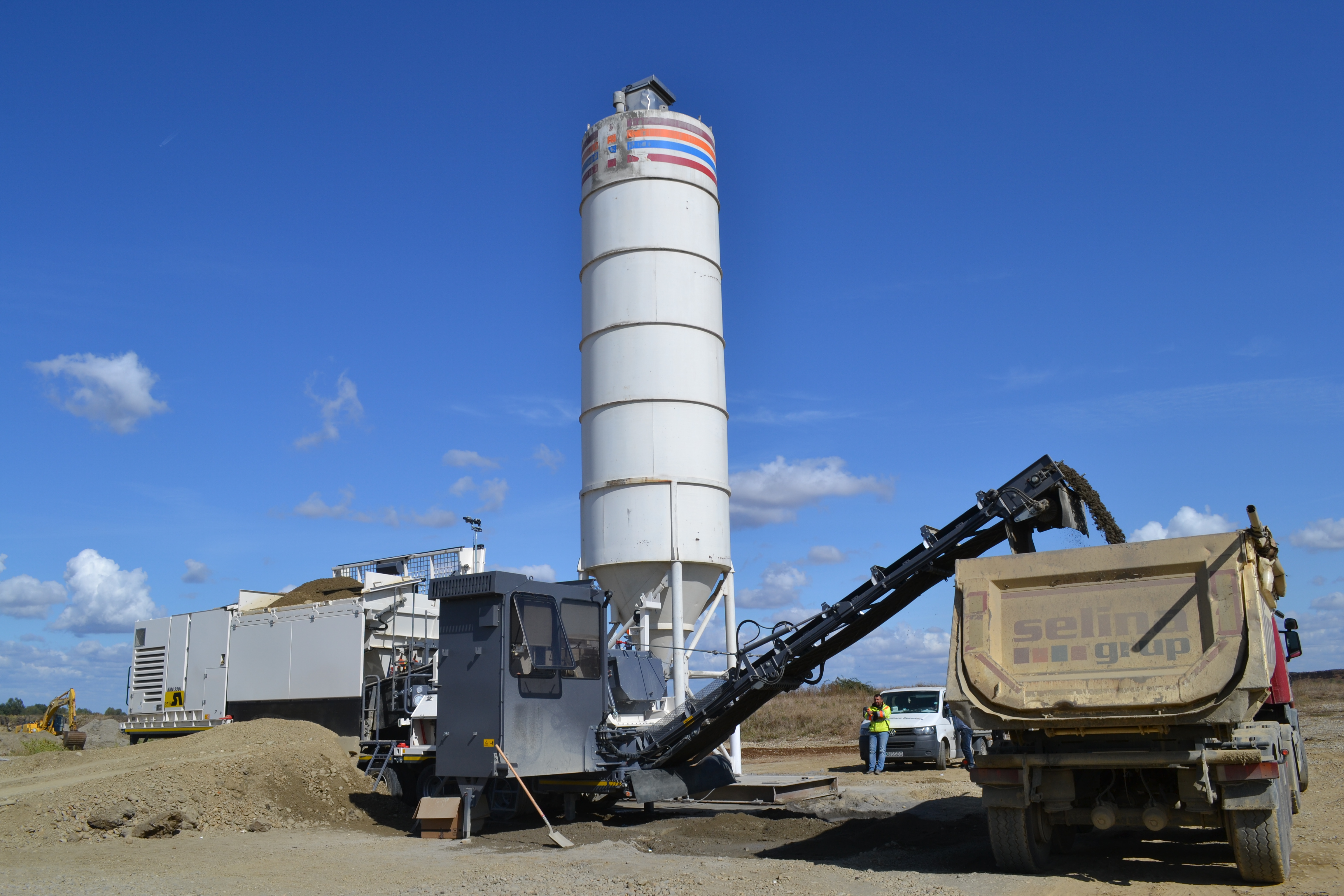 Staţia mobilă producere mixturi asfaltice la rece Wirtgen KMA 220i în acțiune