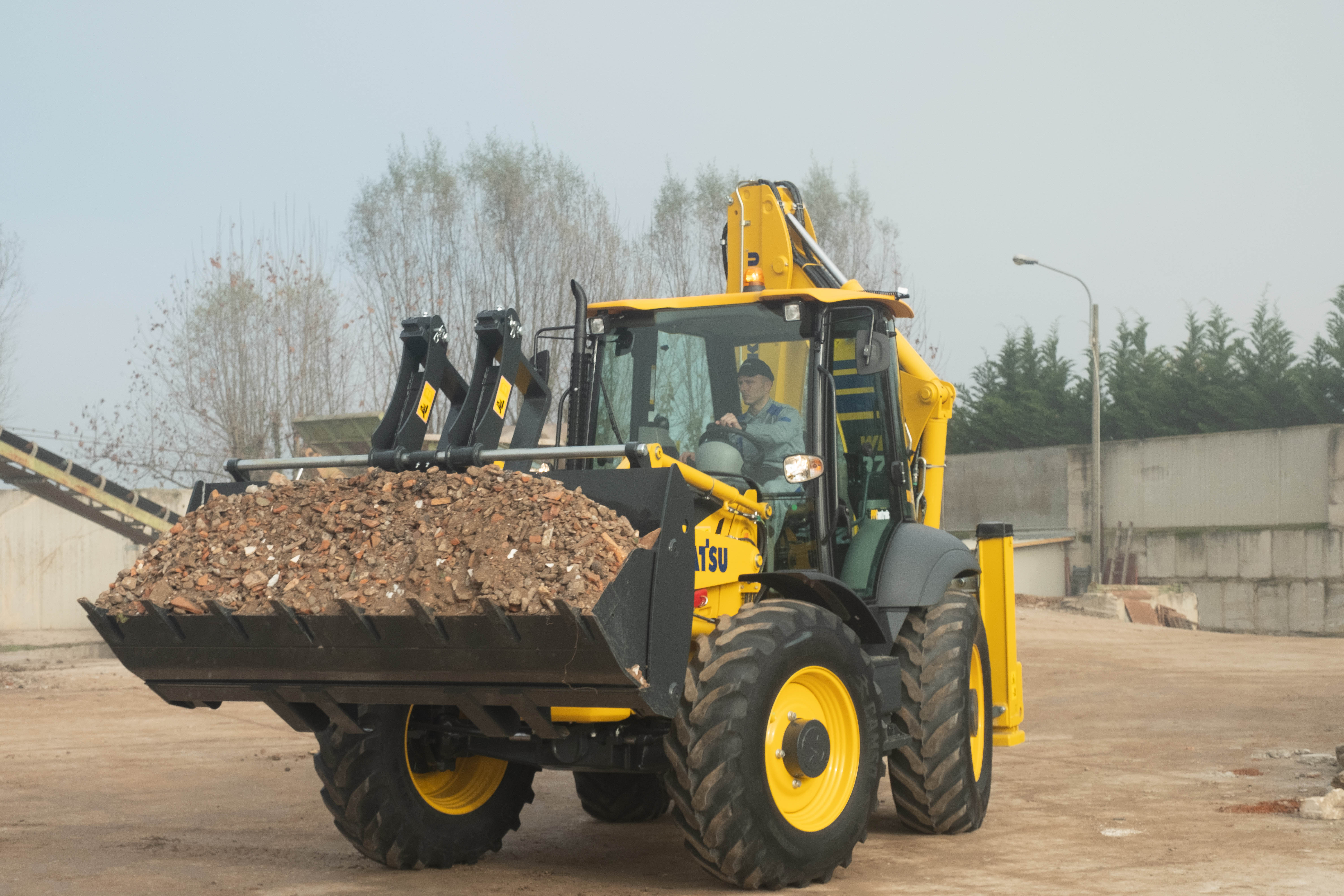Komatsu anunță noul buldoexcavator WB97S-8