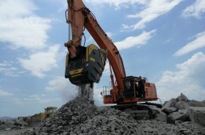 BF150.10 – Doosan DX700LC – Armenia – quarry – road construction – basalt – river rocks (2)