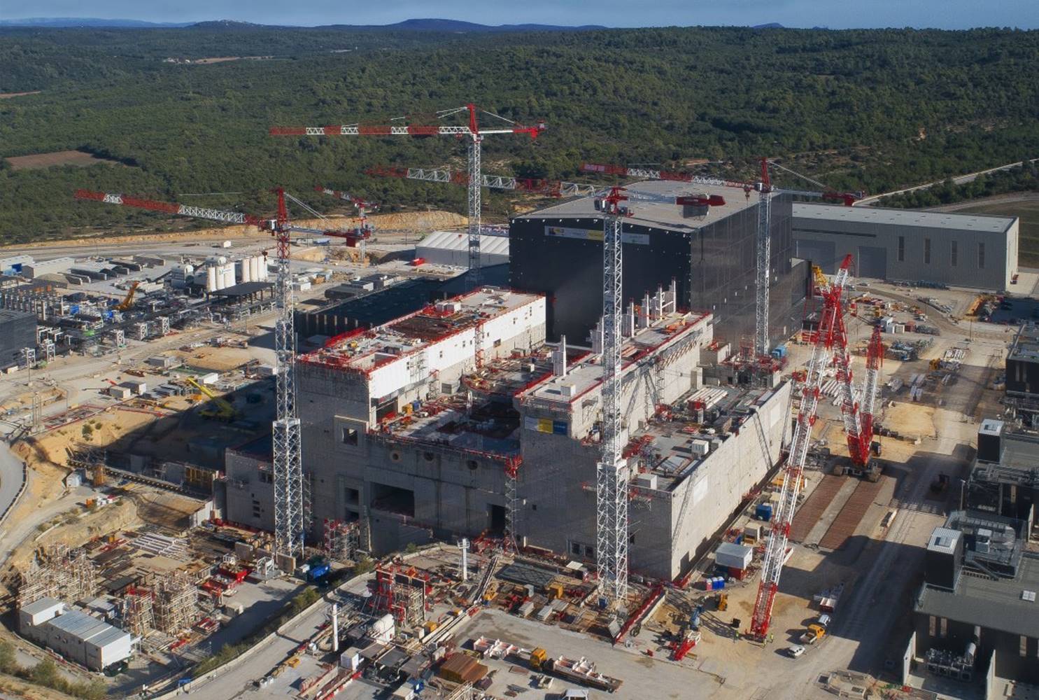 Potain lucrează pentru cel mai mare reactor din lume