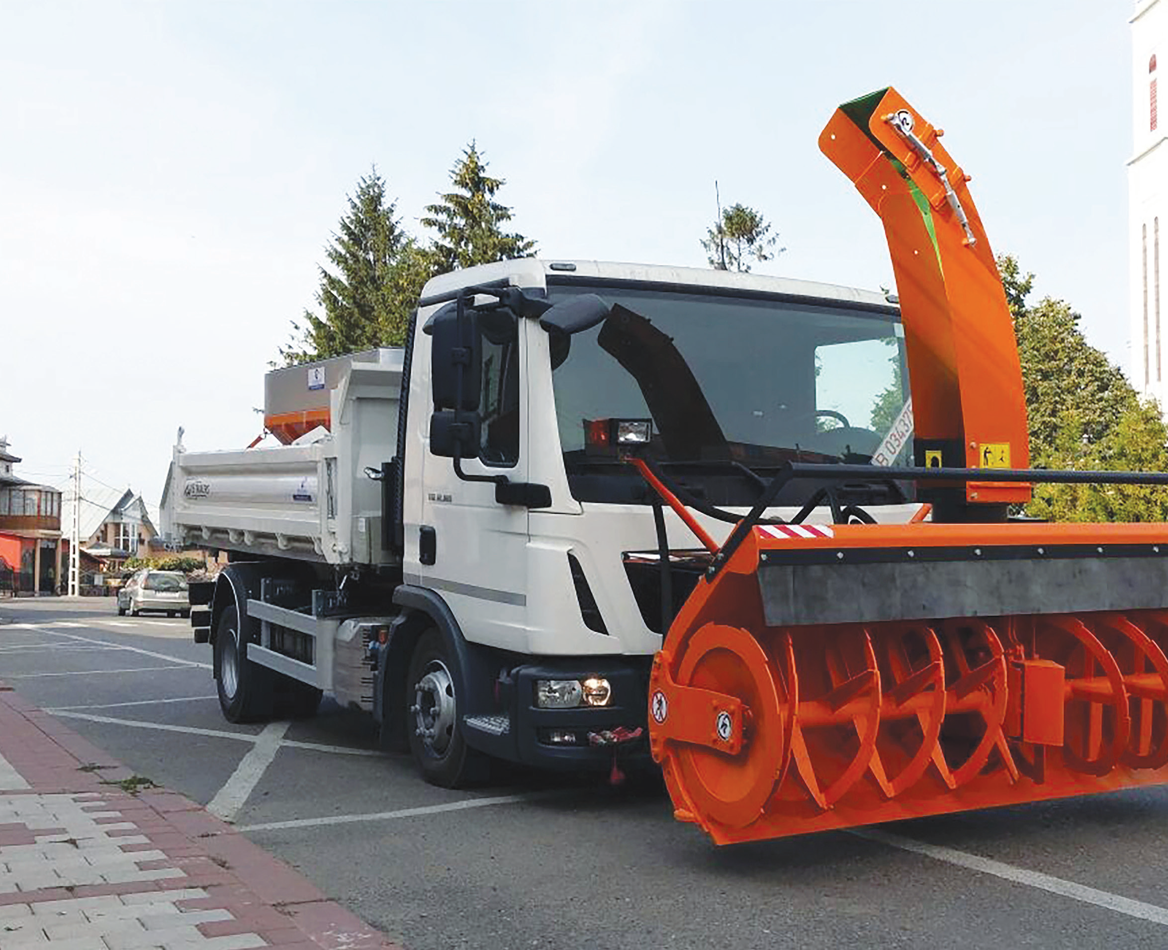 Autovehicule multifuncționale personalizate pentru întreținerea drumurilor – soluția perfectă din vară până în iarnă