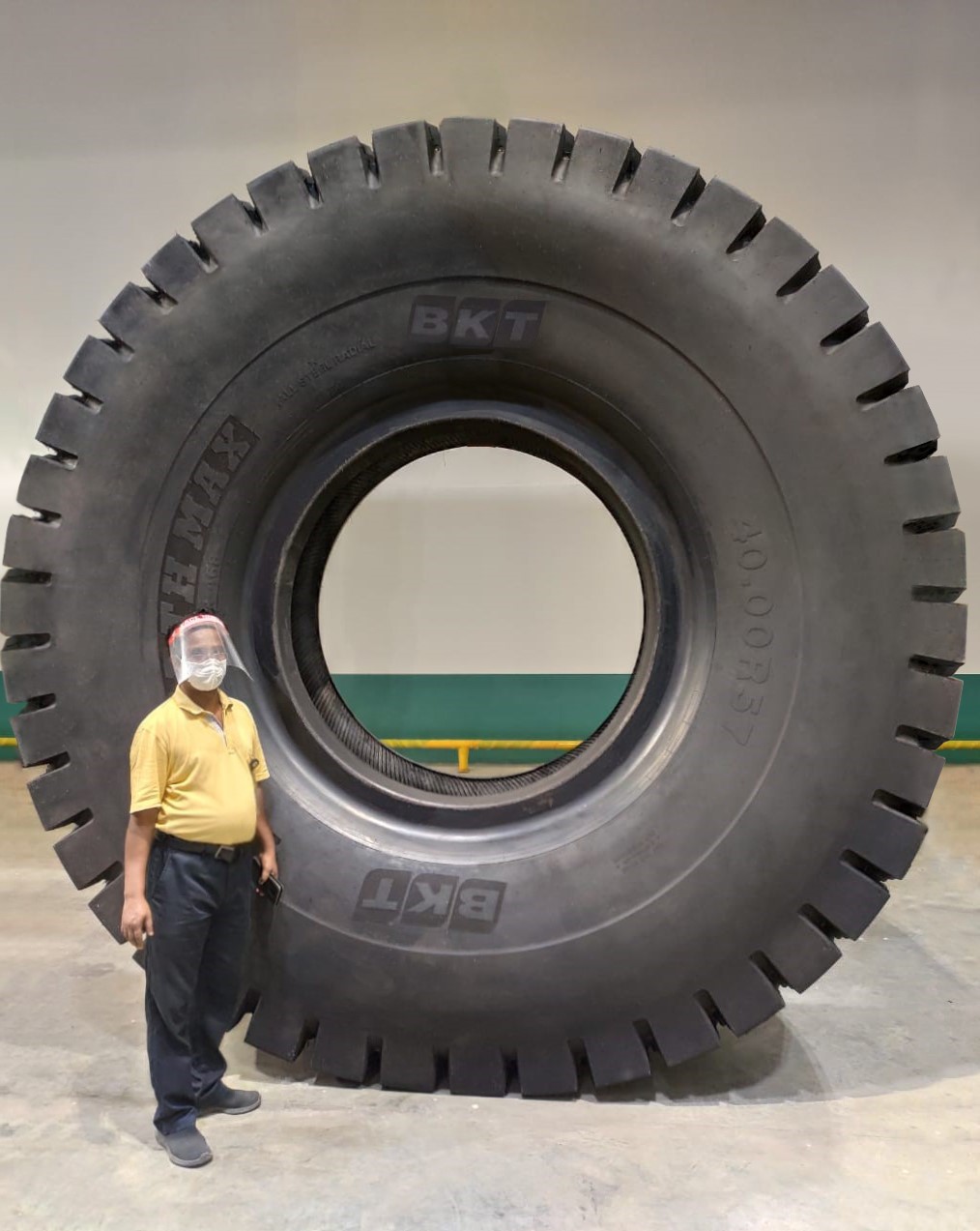 Anvelopa GIANT de la BKT: EARTHMAX SR 468 de 57”