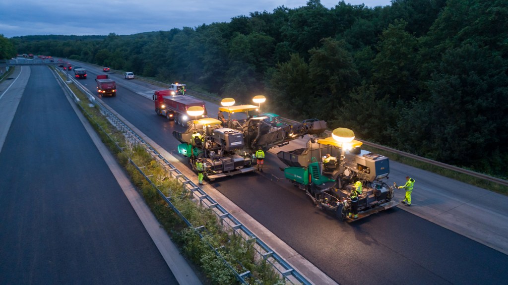 Reabilitarea unei autostrăzi în timp record cu WIRTGEN și VOGELE