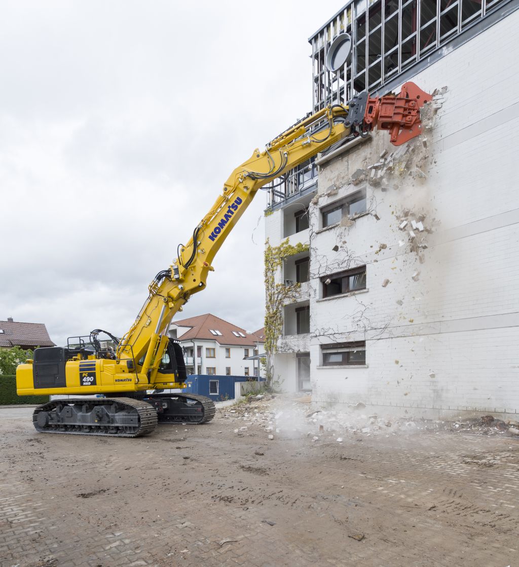 Komatsu lansează noul sistem de schimbare a brațului K100 pentru excavatoarele PC490HRD-11
