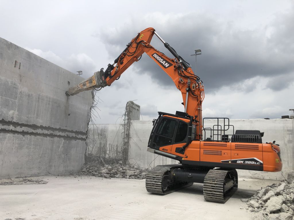 Doosan adaugă al treilea model la gama de excavatoare de demolare