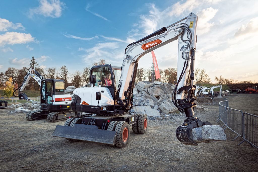 Nou excavator pe roți de 6 tone de la Bobcat