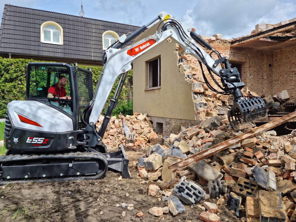 Noul excavator și încărcător Bobcat demolează o casă în doar 2 zile