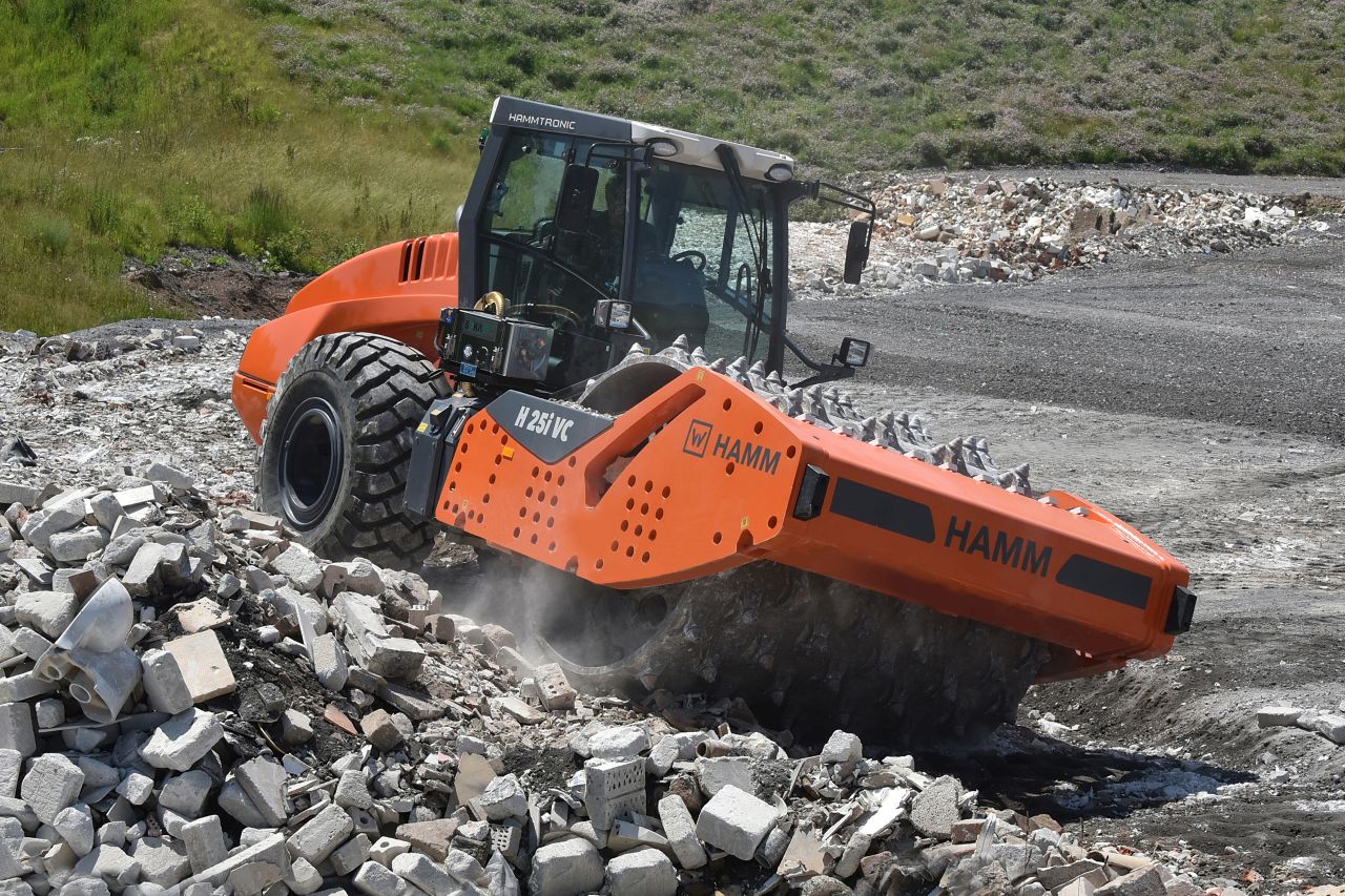 Compactorul Hamm cu un singur cilindru VC crește capacitatea unui depozit de deșeuri