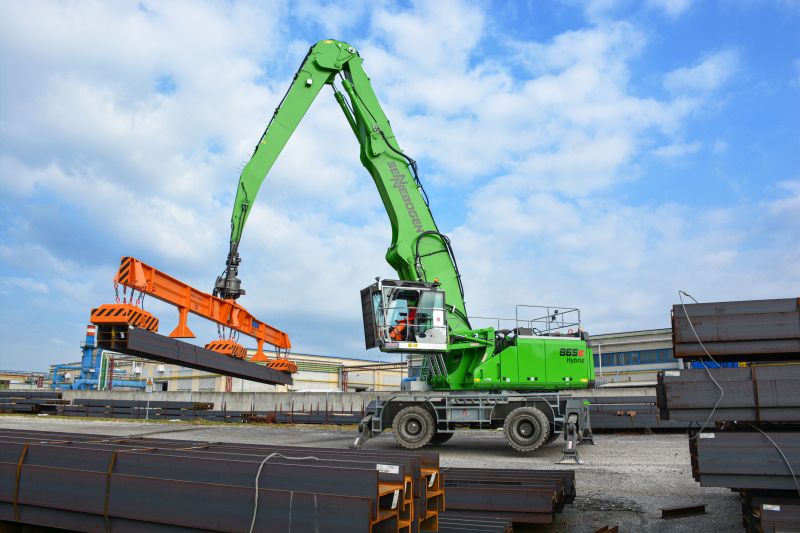 Steel logistics with SENNEBOGEN 865 E Hybrid at Italian logistics and transport service provider Trailer S.p.A.