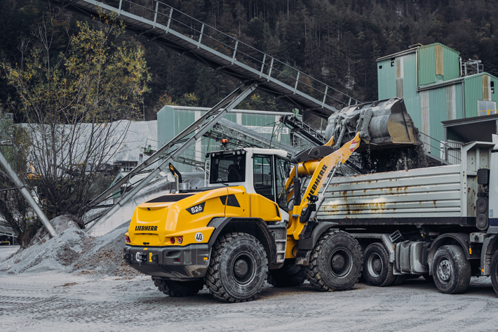 liebherr-new-mid-sized-wheel-loader-l526-quarry-96dpi